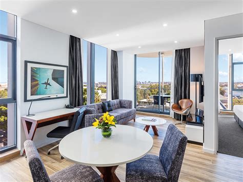 Get the Best of Both Worlds: Convenience and Luxury at Meriton Suites Mascot Central